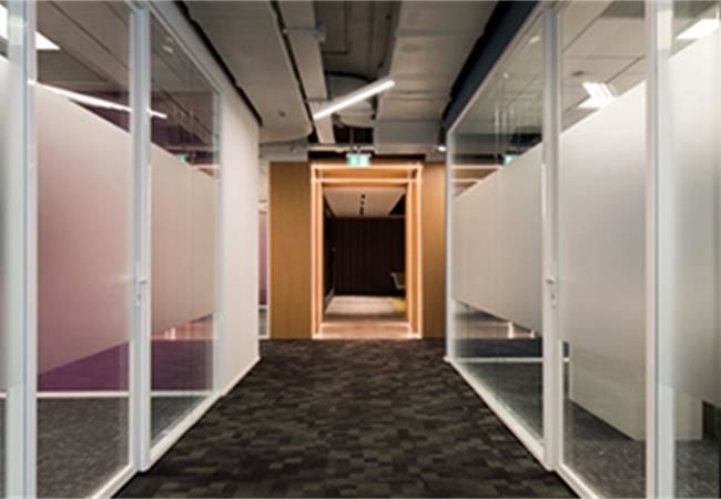 合肥辦公室隔斷裝修施工哪家好？辦公室隔斷發展偏重人性化設計