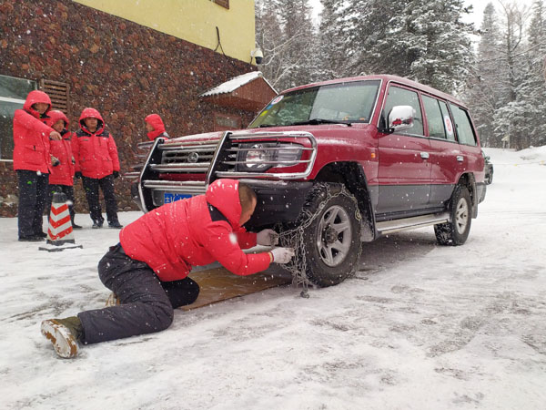 公司運營一部、VIP管理部舉辦2019年景區(qū)冬春安全生產(chǎn)駕駛員掛裝防滑鏈比賽