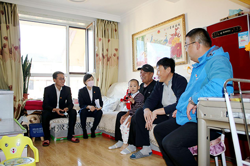 北景區(qū)運(yùn)營黨支部開展“我為群眾辦實(shí)事”暨“迎中秋·慶國慶”慰問困難黨員