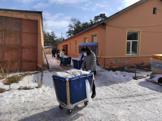 公司機(jī)關(guān)黨支部與溫泉黨支部聯(lián)合開(kāi)展“弘揚(yáng)雷鋒精神 爭(zhēng)做合格黨員”主題黨日活動(dòng)